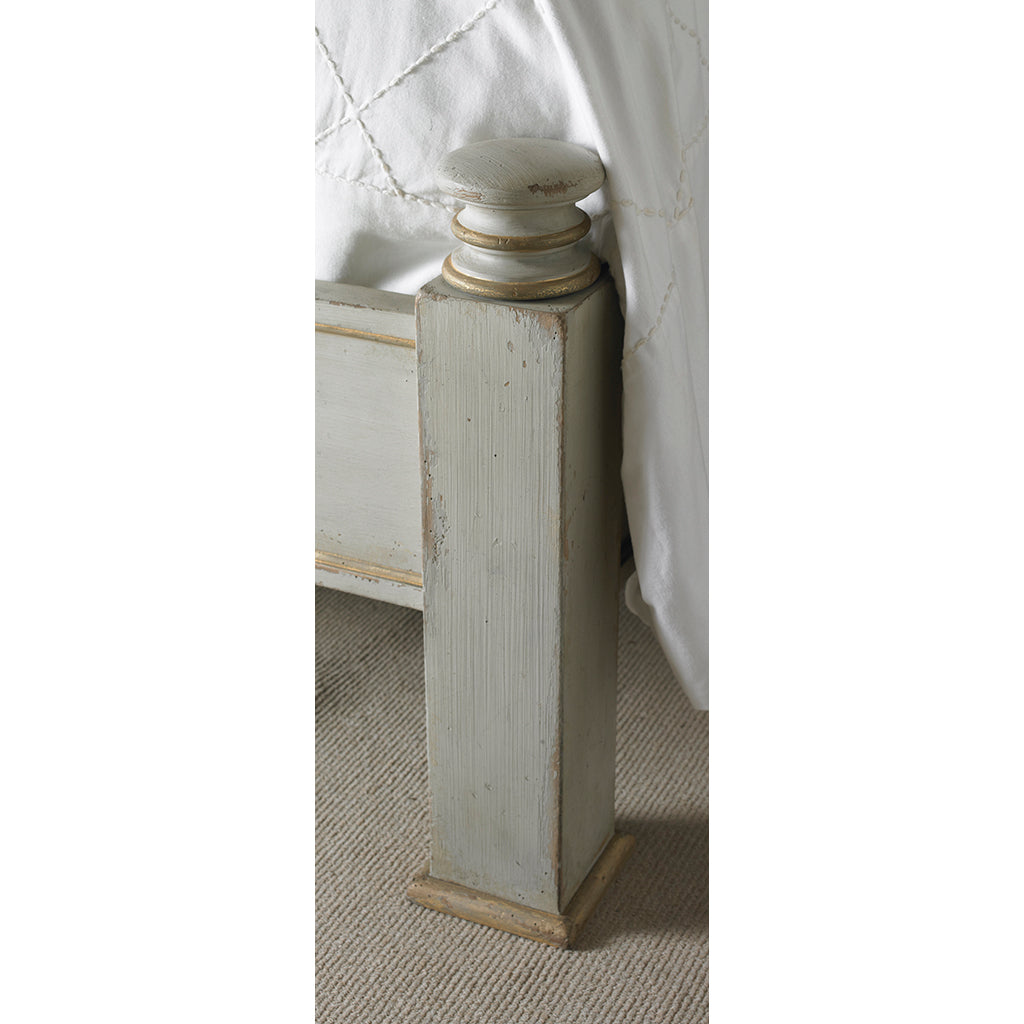 Century Furniture MN5498K, King four Poster Bed antique White